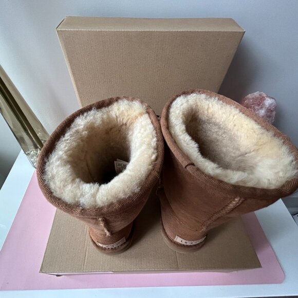 NWT Ugg Women's Classic Short II - Picture 8 of 13